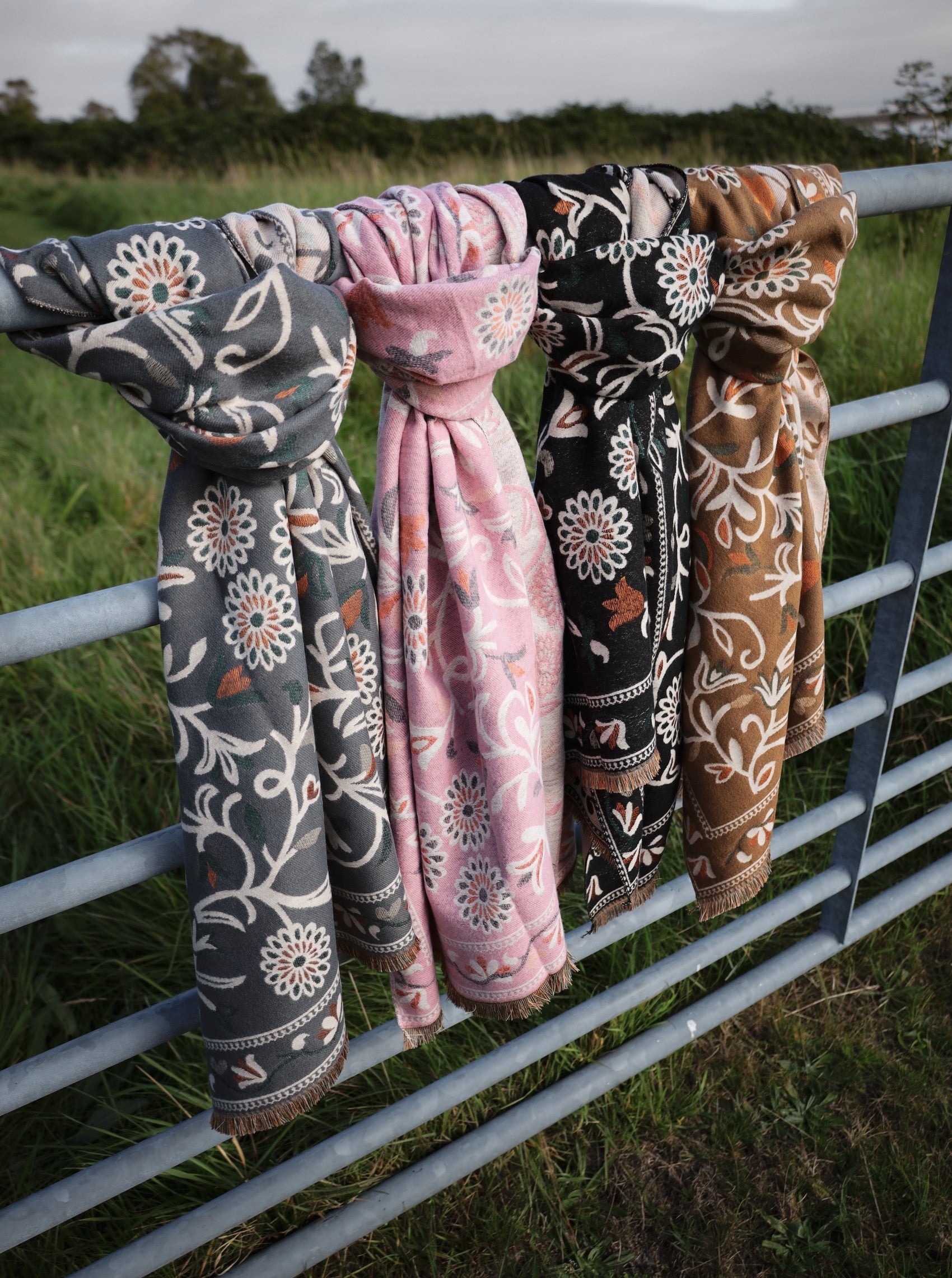 BCDAHLIA scarf - Frappe - Black Colour