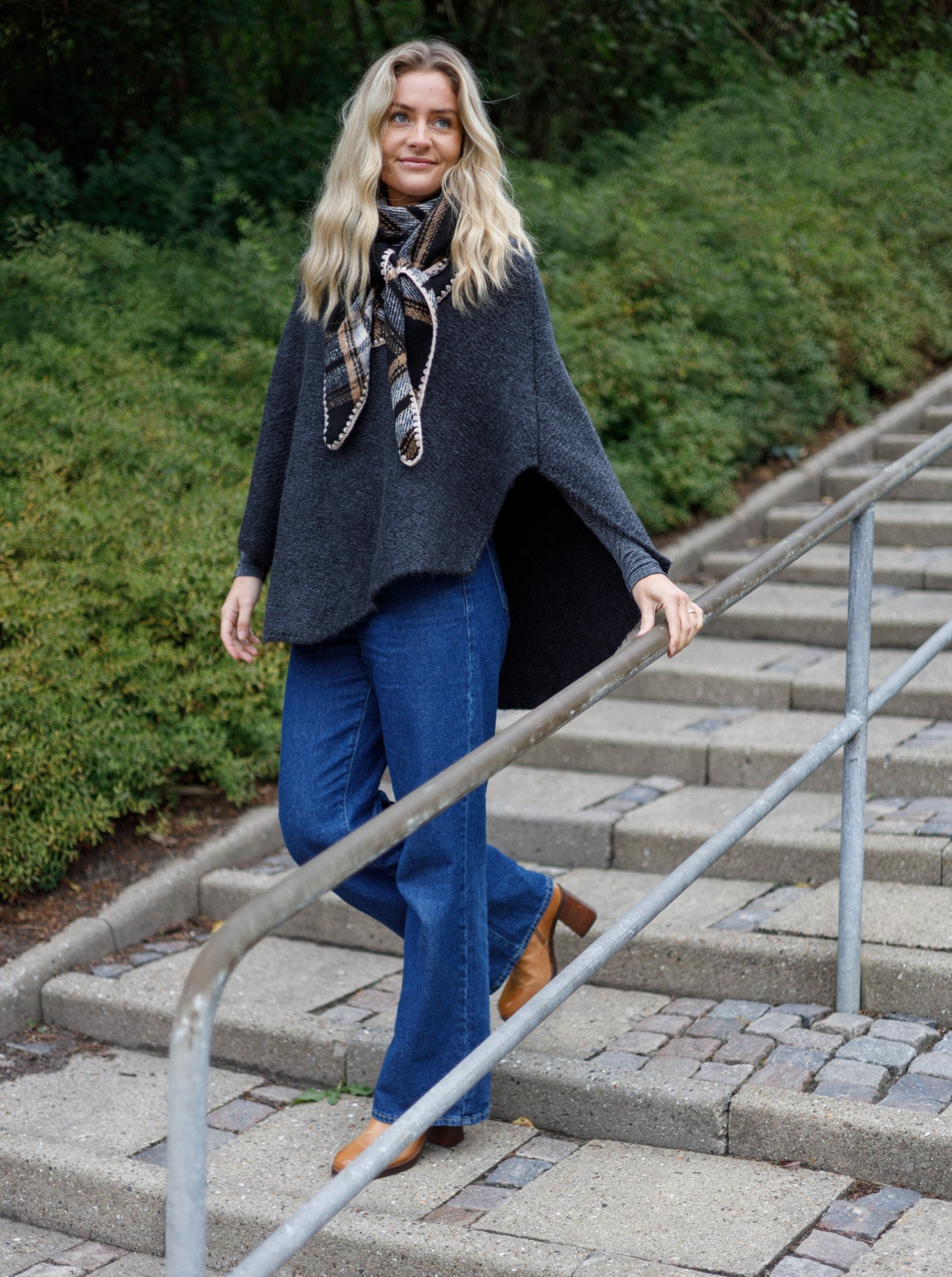 BCPELLA boucle poncho - Dark Grey - Black Colour