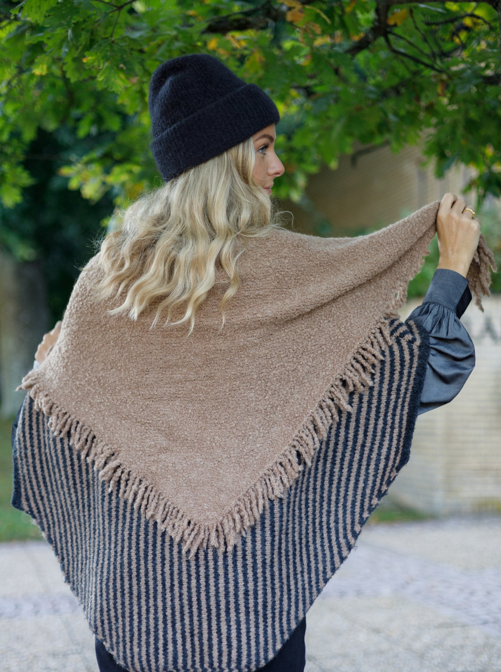 BCZINNIA winter scarf - Latte - Black Colour