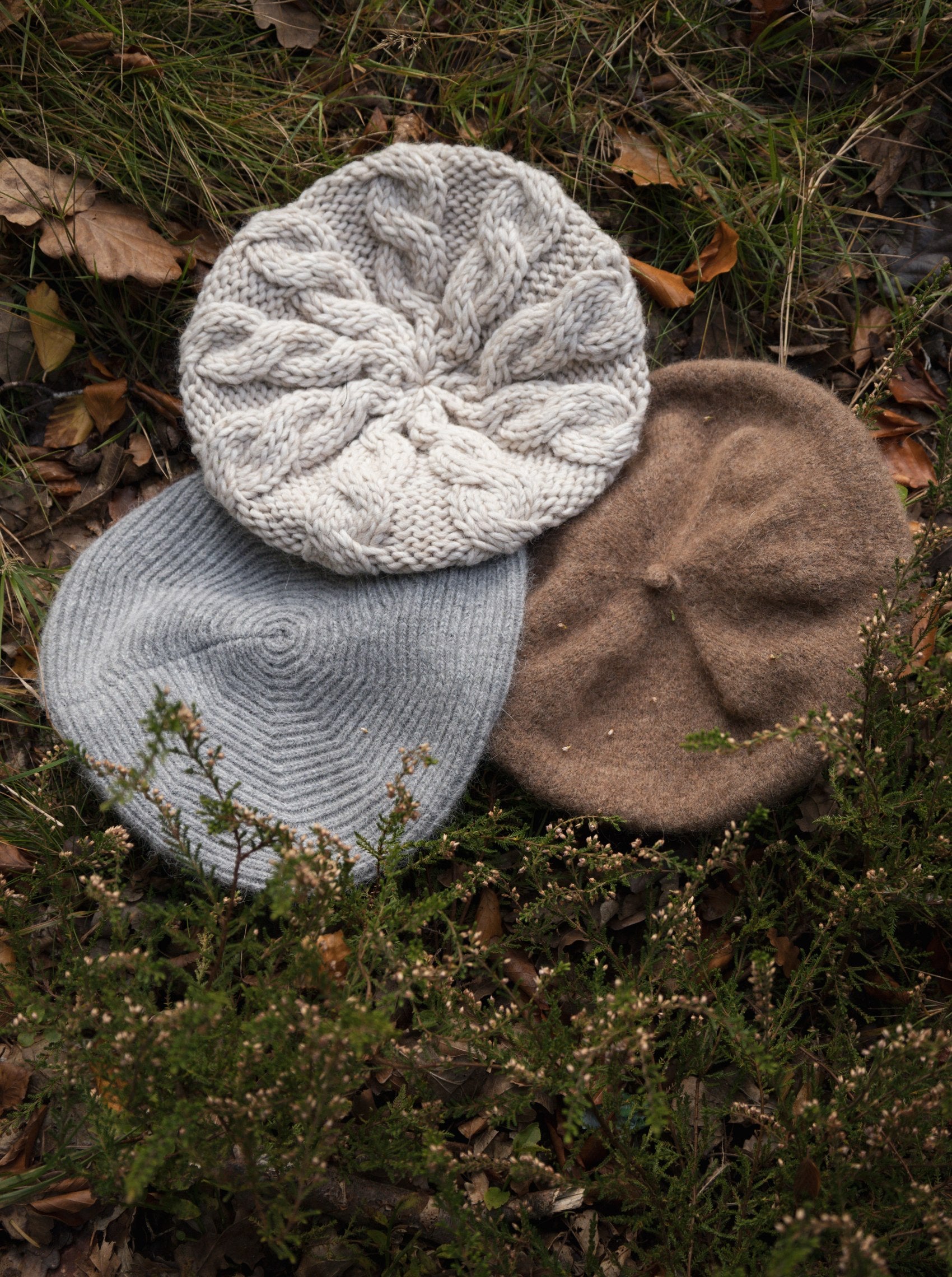 BCBERNADETTE knitted baret hat - Creme - Black Colour